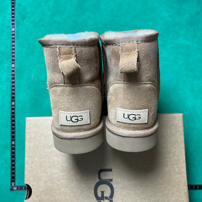 UGG