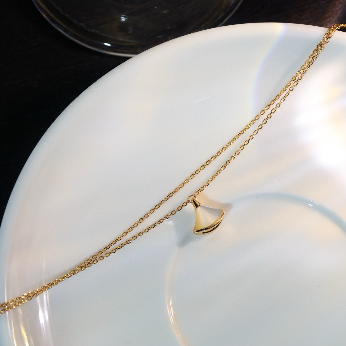 New High Version Plated Mi Gold CNC Seiko Skirt Bracelet High White Fritillaria Fan-shaped Bracelet for Women Light Luxury All-match