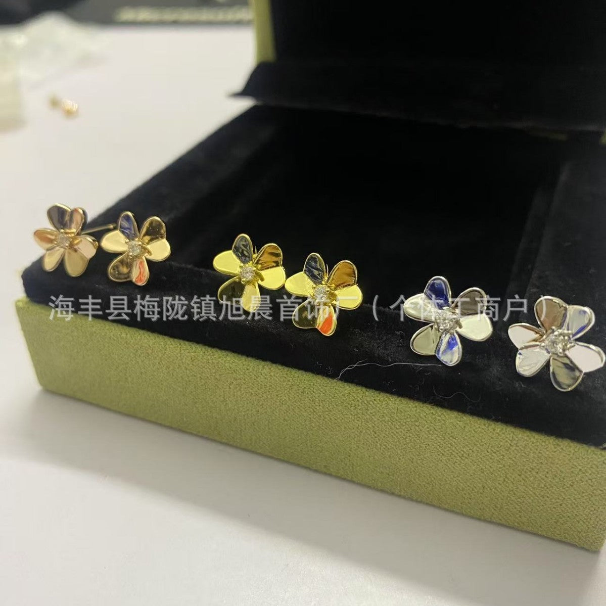 V Gold High Version Clover Lucky Glossy Earrings for Women Mini Petal Small Flower Earrings Factory Direct Sale