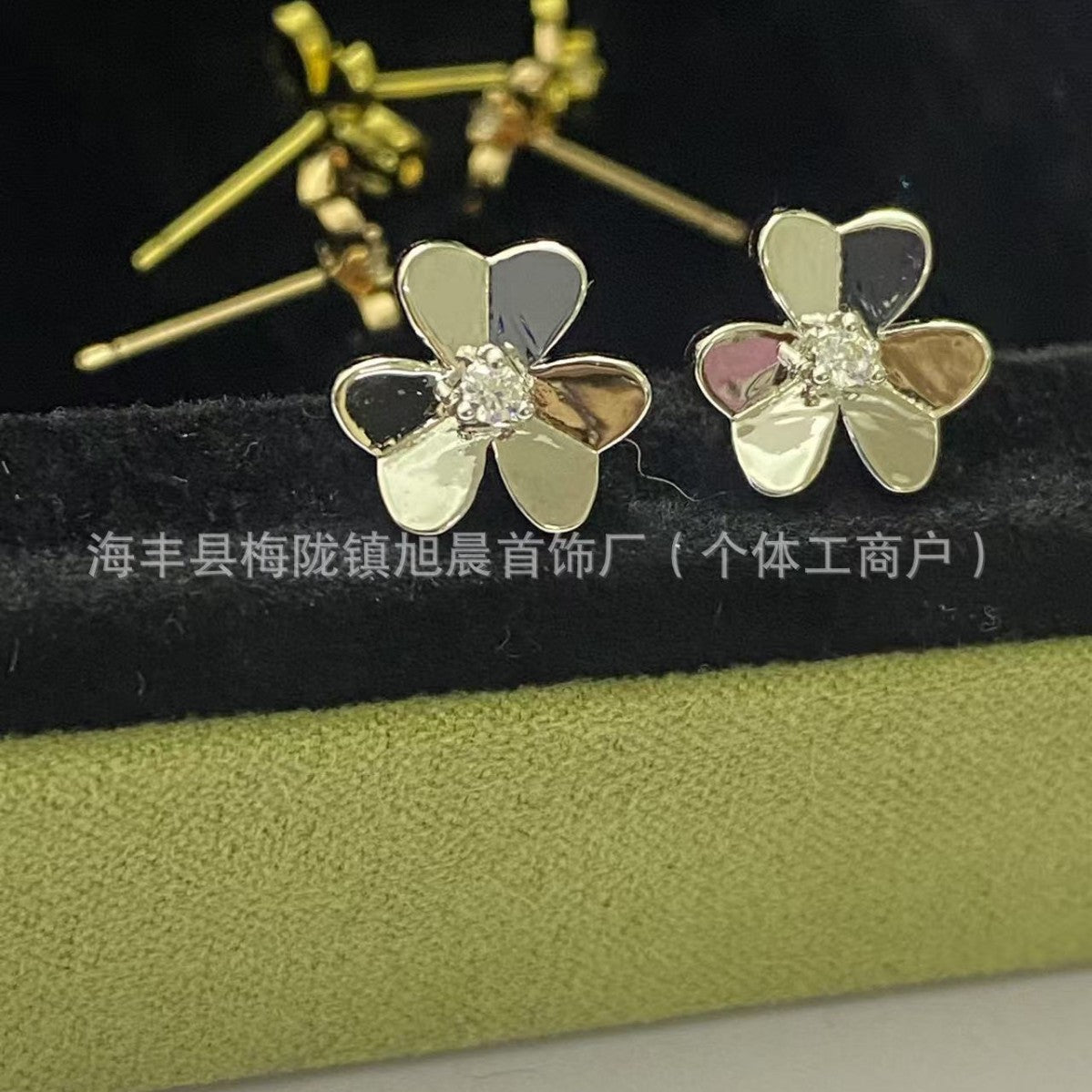 V Gold High Version Clover Lucky Glossy Earrings for Women Mini Petal Small Flower Earrings Factory Direct Sale