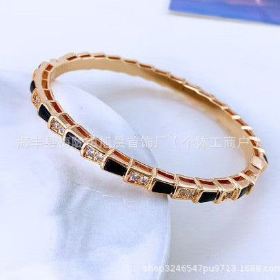 Cross-Border High-End Snake-Shaped Bracelet with Diamonds in Peacock Green, Light Luxury Niche Fine Craftsmanship Bracelet Jewelry for Women, One Piece Dropshipping