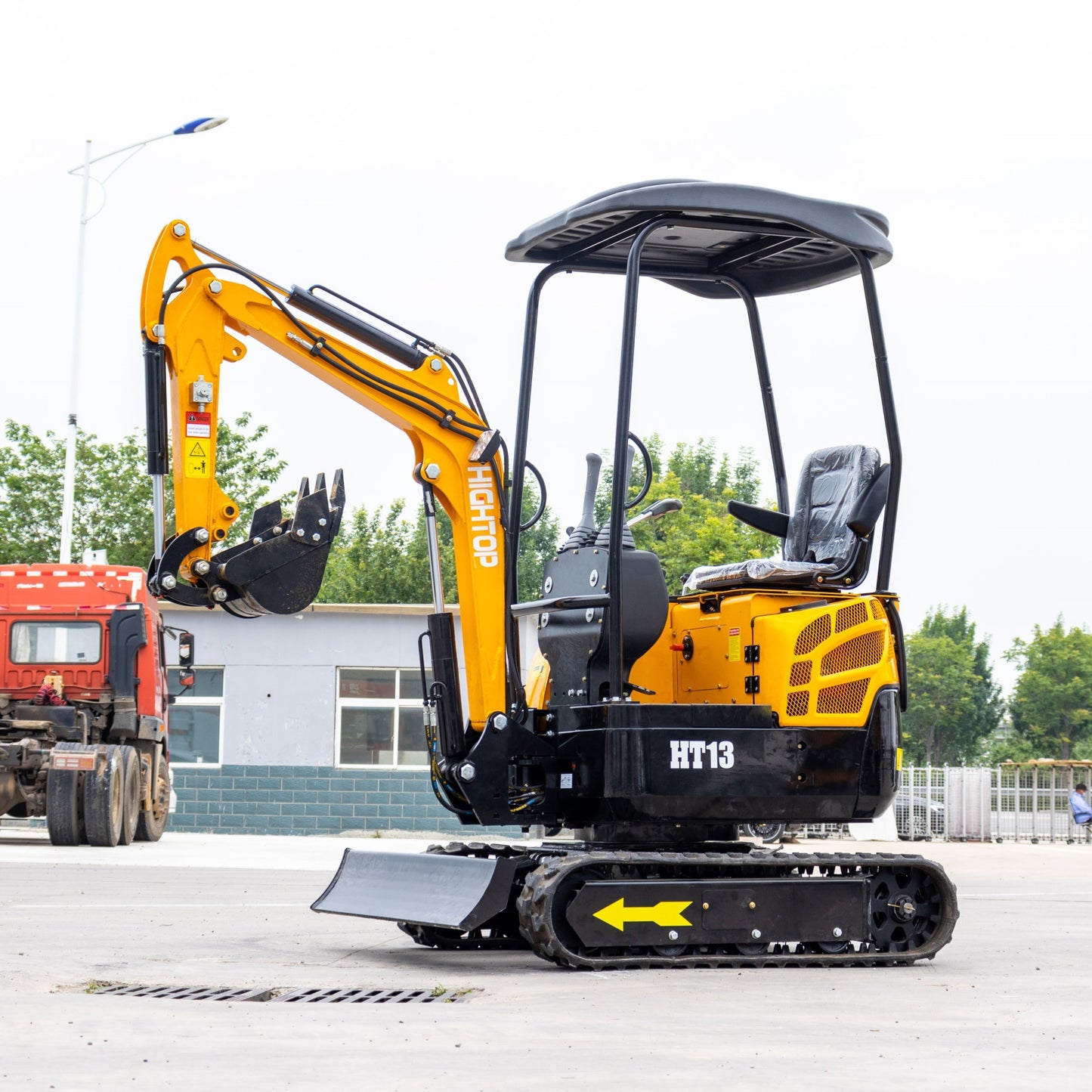 Foreign trade export HT13 small crawler excavator exported to Russia mini excavator for home yard trenching