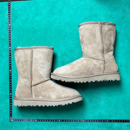 UGG