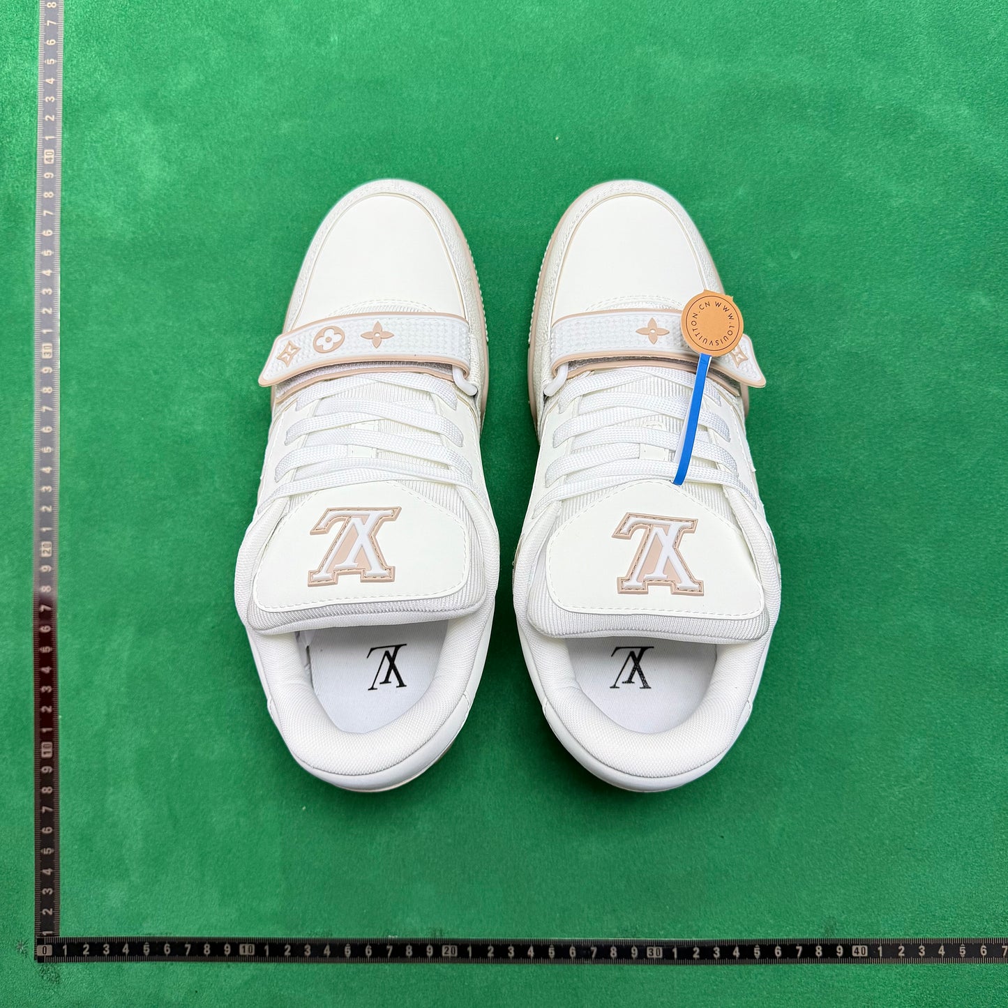 Louis Vuitton - Arch Light