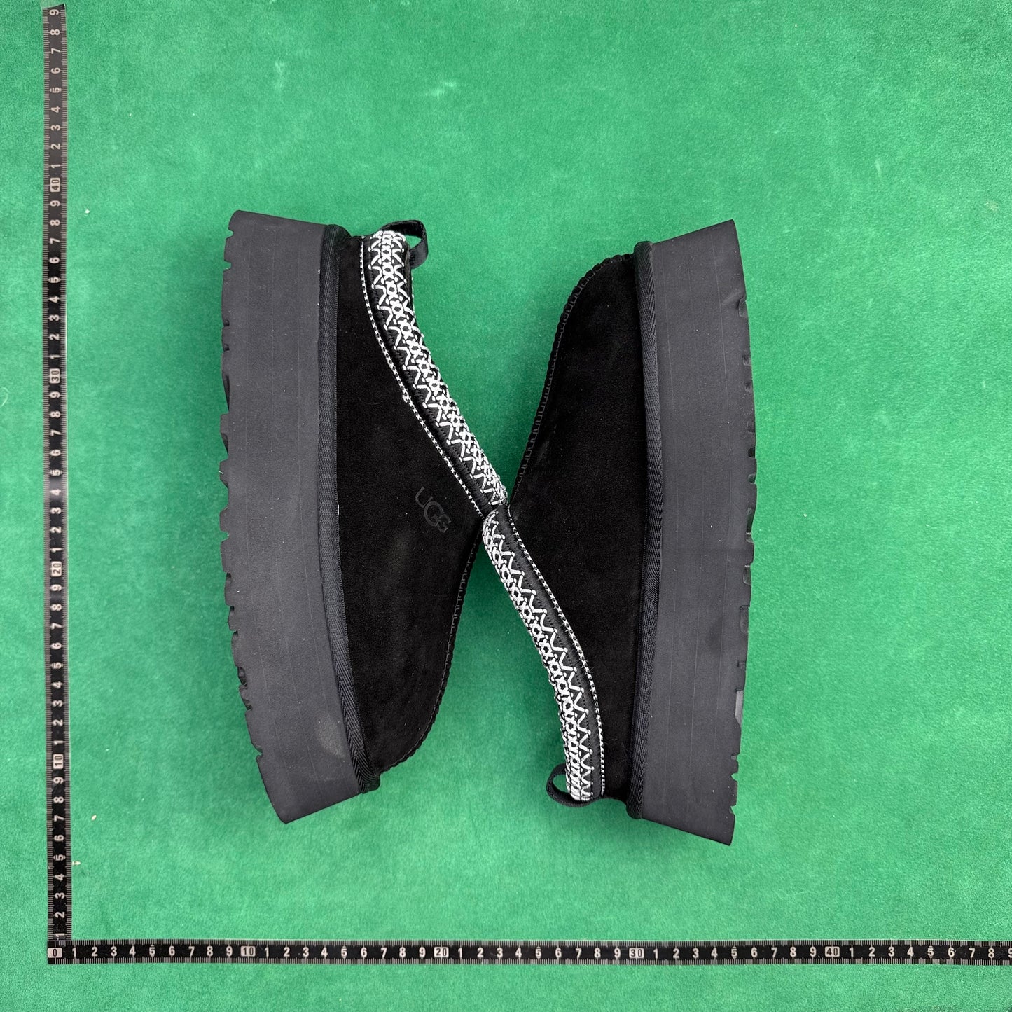 UGG