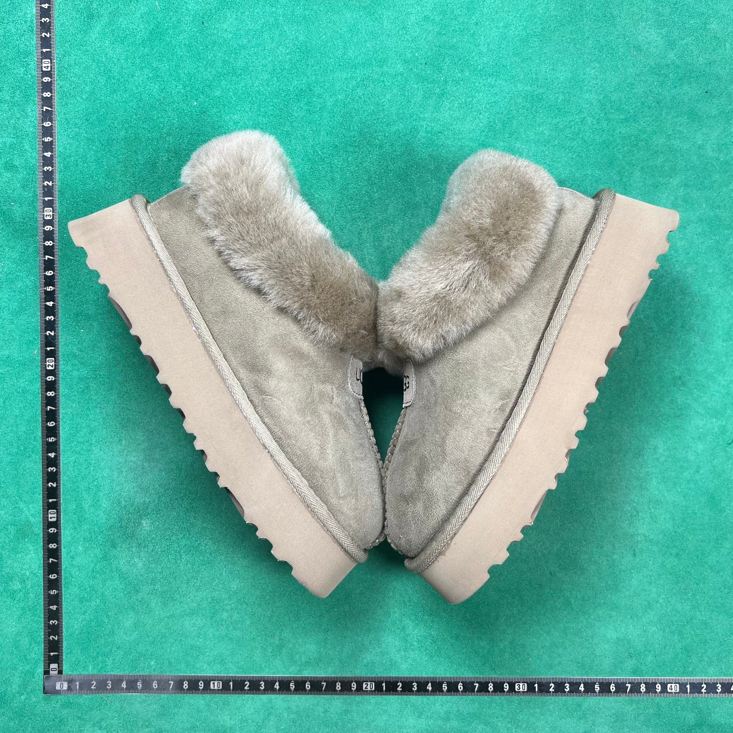 UGG
