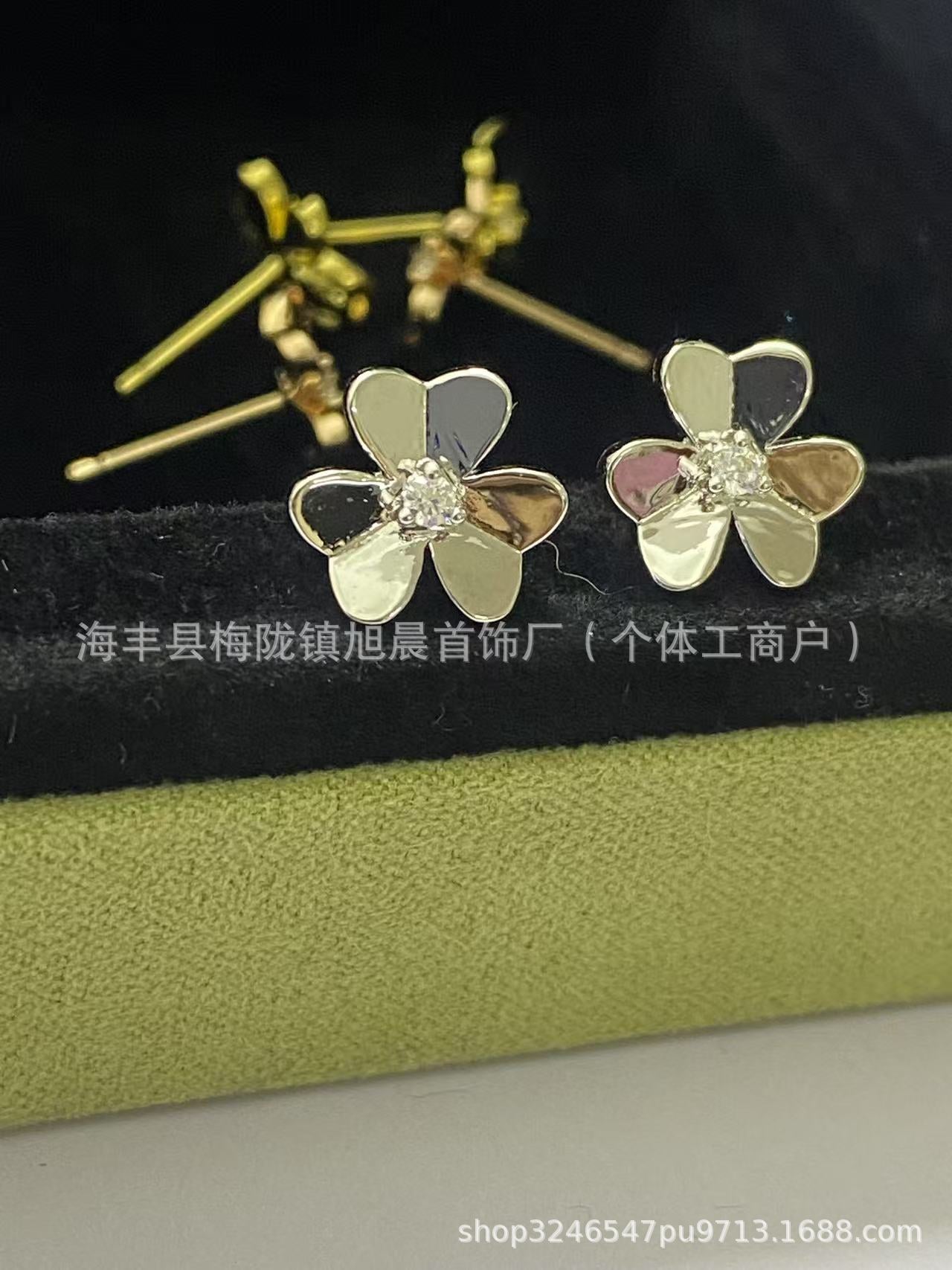 V Gold High Version Clover Lucky Glossy Earrings for Women Mini Petal Small Flower Earrings Factory Direct Sale