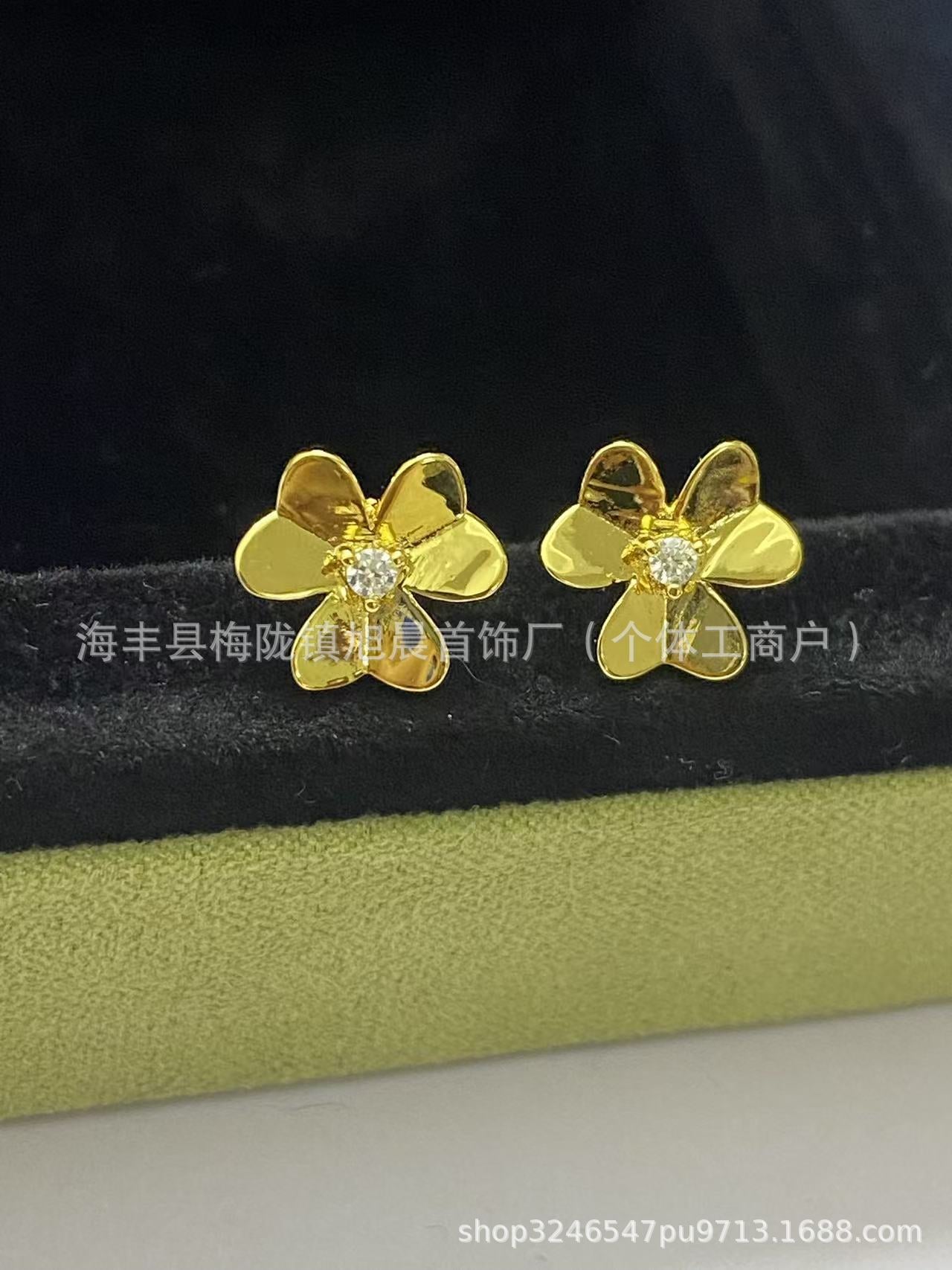 V Gold High Version Clover Lucky Glossy Earrings for Women Mini Petal Small Flower Earrings Factory Direct Sale
