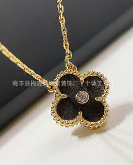 Latest Product 2025 Fanjia Four-Leaf Necklace 15mm Carnelian White Mother-Of-Pearl Pendant Clavicle Chain Couple Gift Fashion