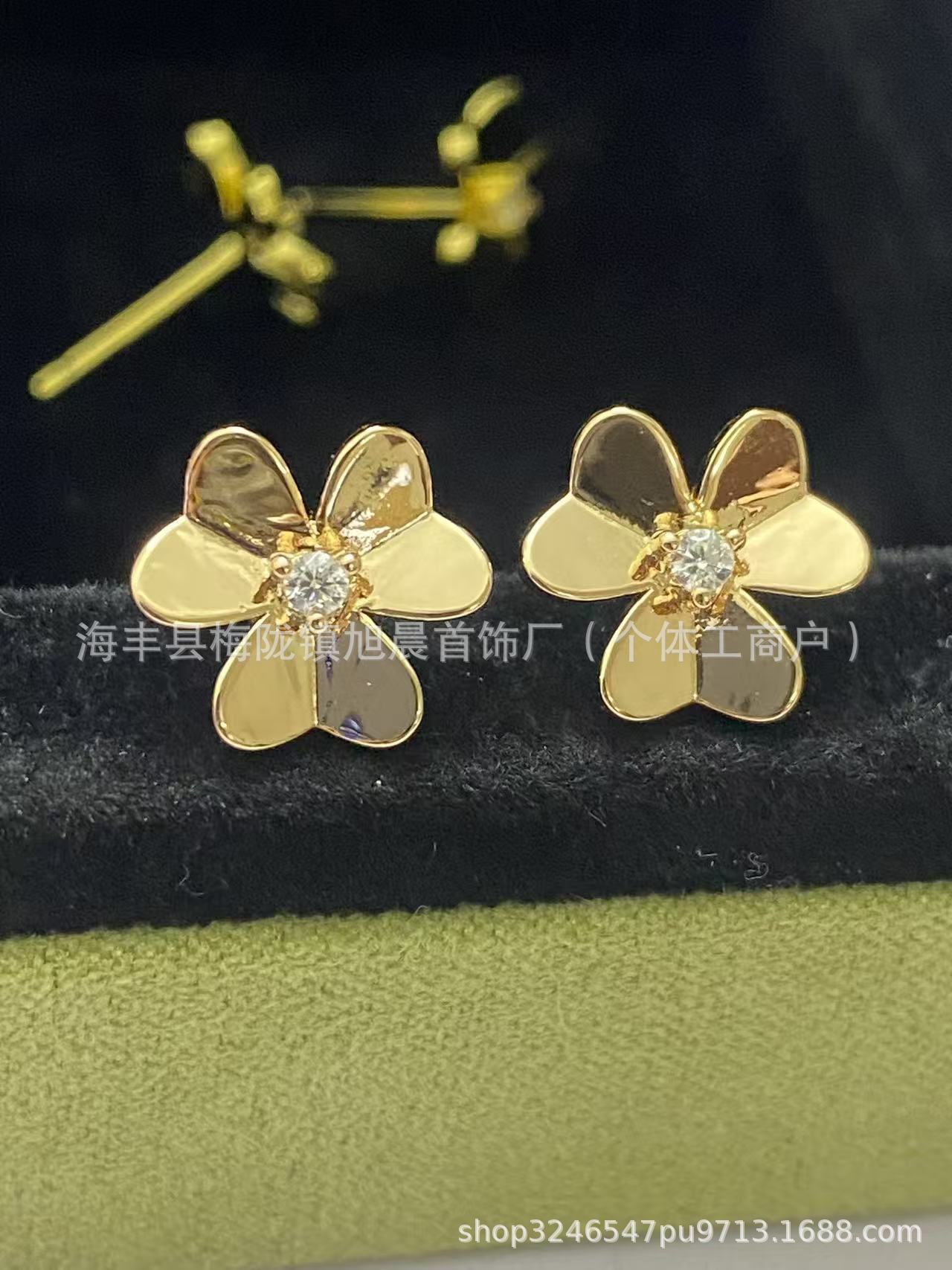 V Gold High Version Clover Lucky Glossy Earrings for Women Mini Petal Small Flower Earrings Factory Direct Sale