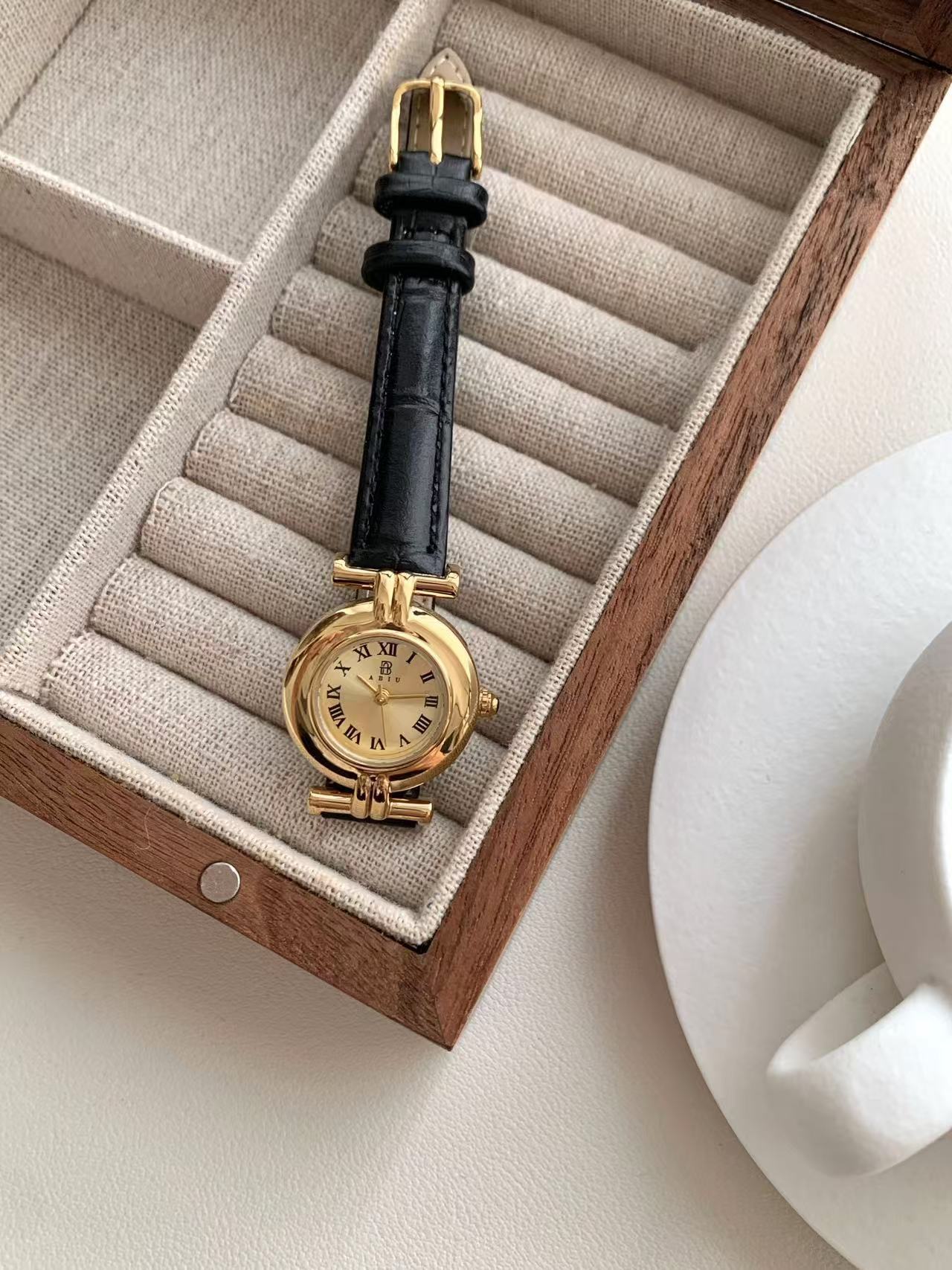Niche Vintage Women's Watch Simple Casual Belt Exquisite Waterproof Student's Watch French Middle Small Dial Watch for Women