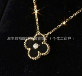 Latest Product 2025 Fanjia Four-Leaf Necklace 15mm Carnelian White Mother-Of-Pearl Pendant Clavicle Chain Couple Gift Fashion
