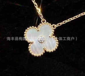 Latest Product 2025 Fanjia Four-Leaf Necklace 15mm Carnelian White Mother-Of-Pearl Pendant Clavicle Chain Couple Gift Fashion