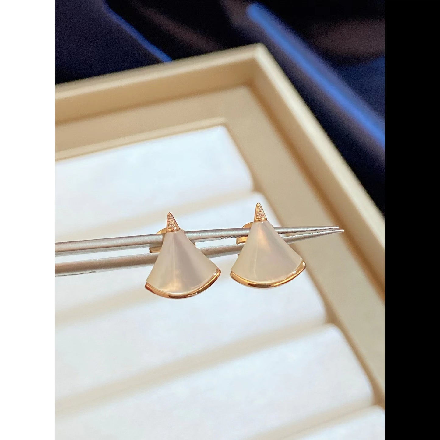Light Luxury High-end Sense Big Brand Style Natural Shell Fan-shaped Fashion Beautiful Fan-shaped Diamond-encrusted Fashion Wearing Niche Design
