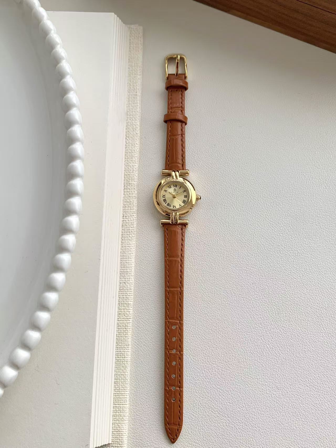 Niche Vintage Women's Watch Simple Casual Belt Exquisite Waterproof Student's Watch French Middle Small Dial Watch for Women