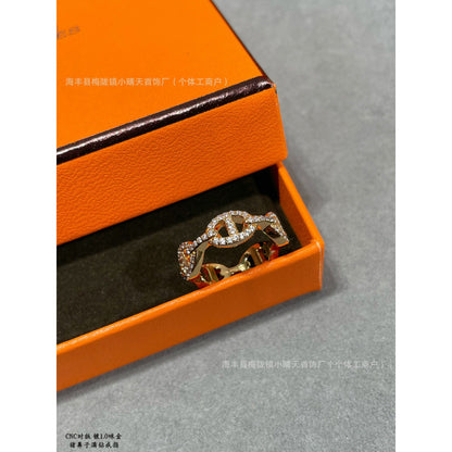High-Quality Pig Nose Ring for Women, Thickened Electroplated 18K Rose Gold Fashion V Gold Couple Ring Factory Wholesale