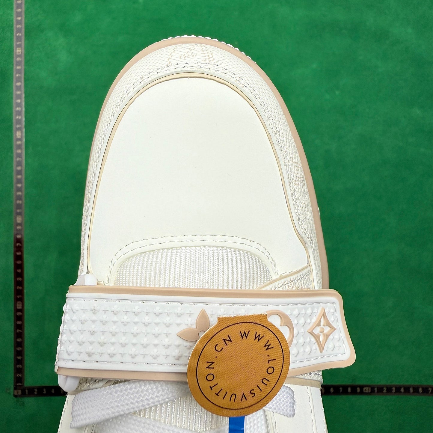 Louis Vuitton - Arch Light